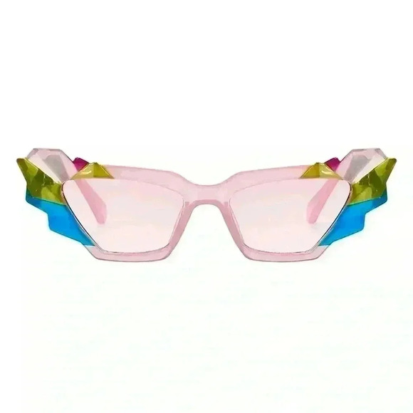Artsy Retro 50s Exaggerated Cat Eyes Pink Sunglasses with Crystal Gem Cuts - Picture 3 of 9